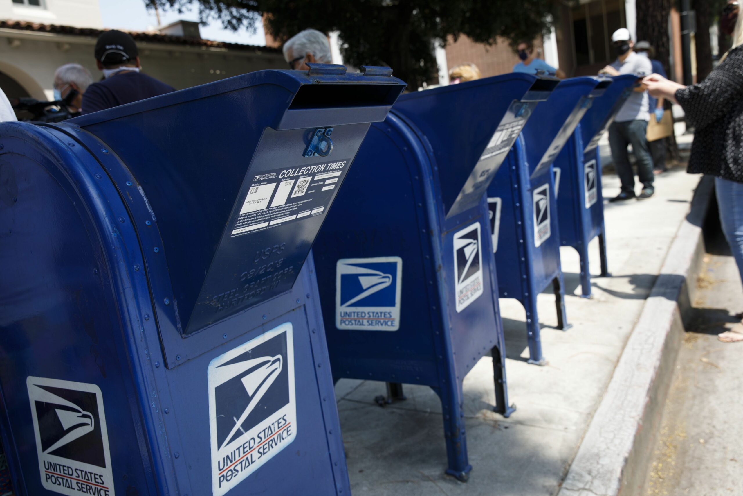how much mail is handled by the u s post office per day