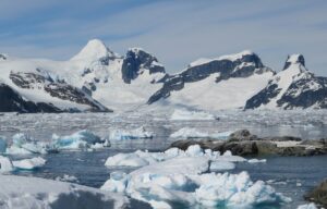 how thick is the ice that covers antarctica