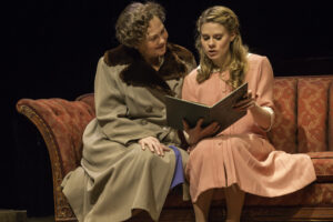 on what work did tennessee williams base the glass menagerie 1944