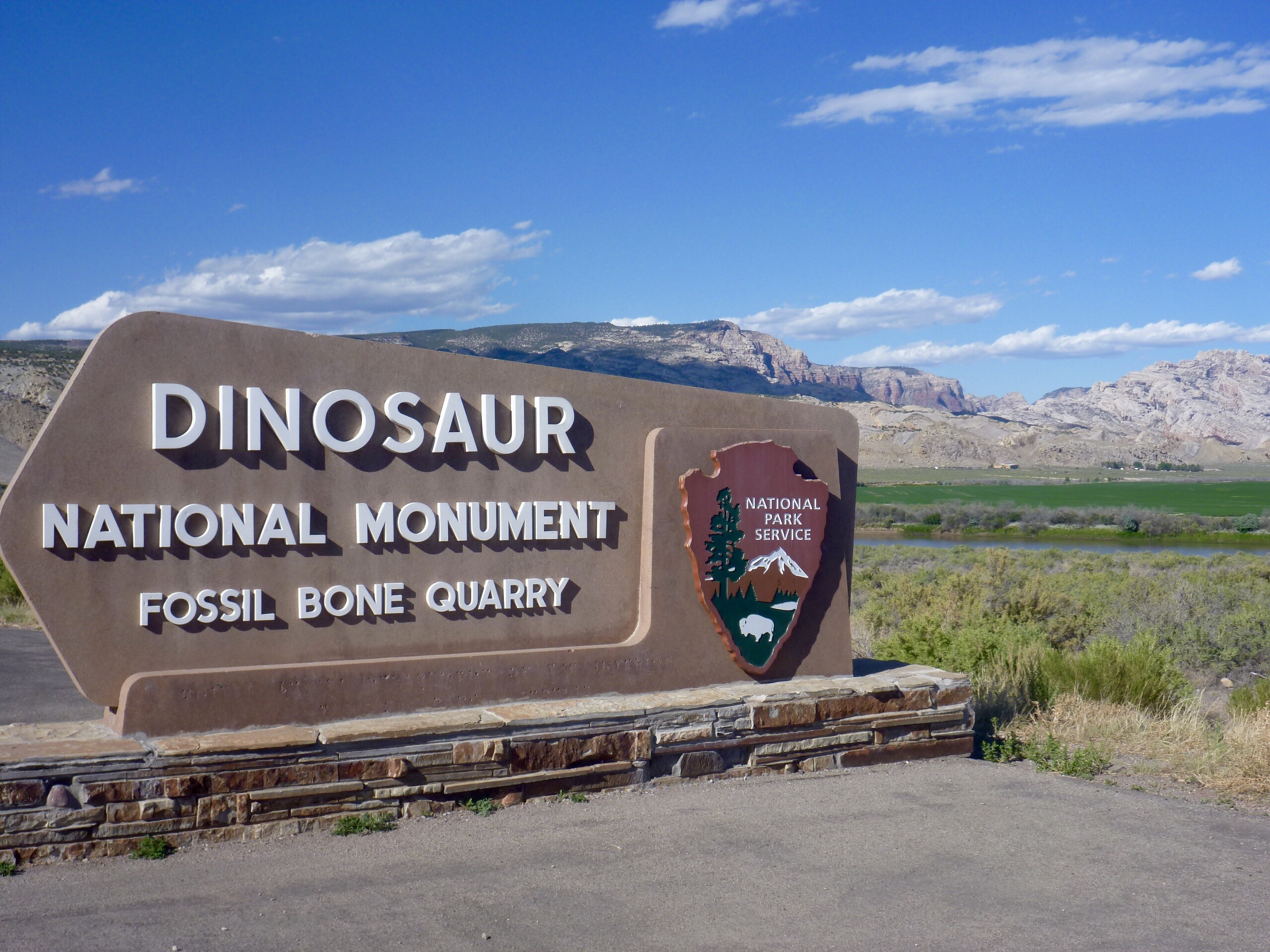 where is the dinosaur national monument